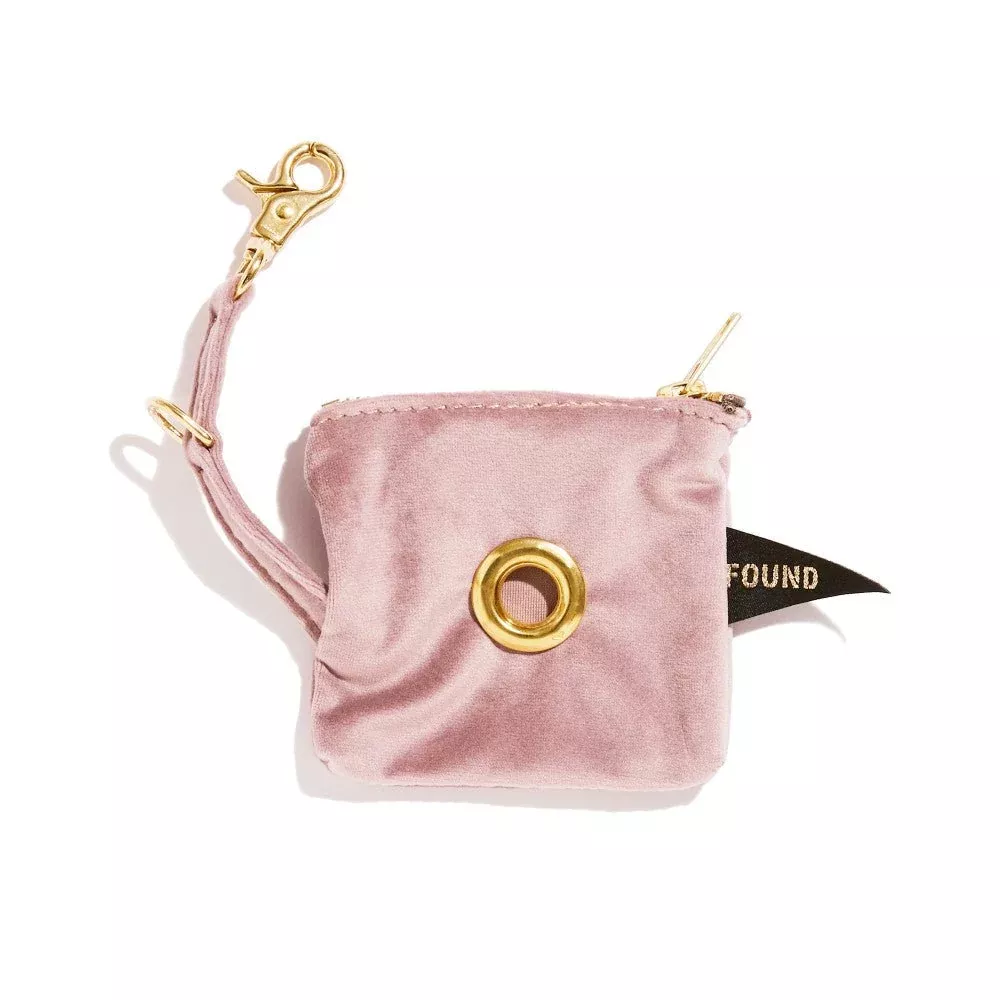 pochette-d-jections-canines-en-velours-rose Pochette à déjections canines en velours rose